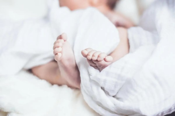 Bebé de 18 meses es hallado con vida en la morgue tras ser declarado muerto