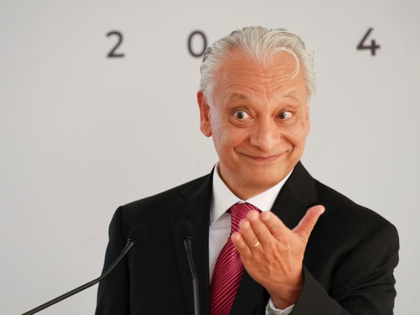Detienen a exdirector de Pemex
