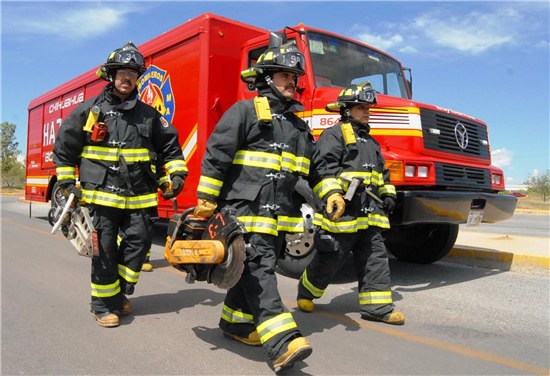 Se incendia lancha en lote de autos
