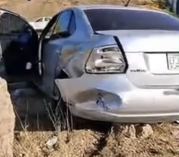 Conductor choca contra rocas en carretera a Aldama