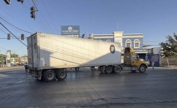 Tráiler derriba postes y cableado