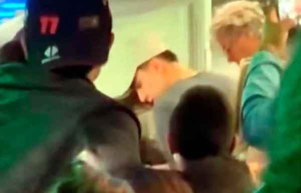 Ovacionan en vuelo a Gilberto Mora