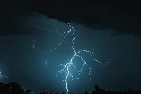 Rayo impacta casa en Texas y electrocuta a menor que usaba su PC