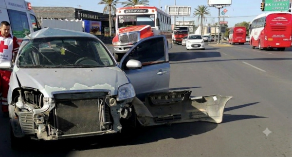 Lesionados en choque de urbano contra auto