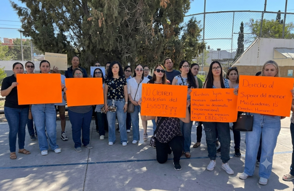 Protestan padres por cierre de estancia del ISSSTE