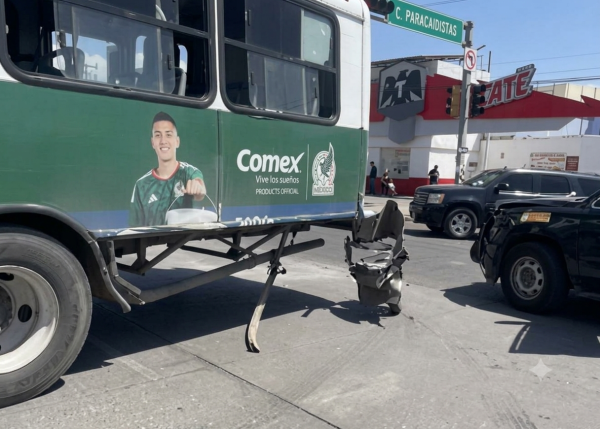 Policía al hospital por estrellar su auto contra camión