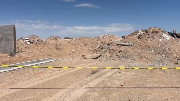 Hallan muerto con retroexcavadora