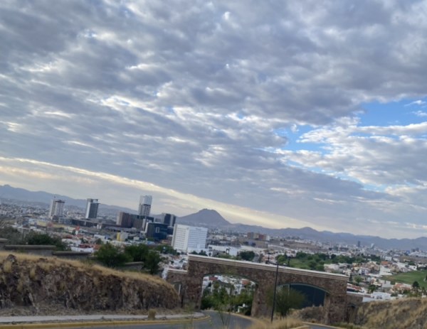 Ambiente caluroso 34°C y cielo parcialmente soleado