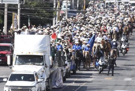 Jinetes de  la Cabalgata Villista en el centro
