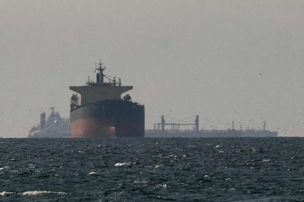 Trump dice que está abierto Estrecho de Ormuz, Irán lo niega y ambos se bombardean