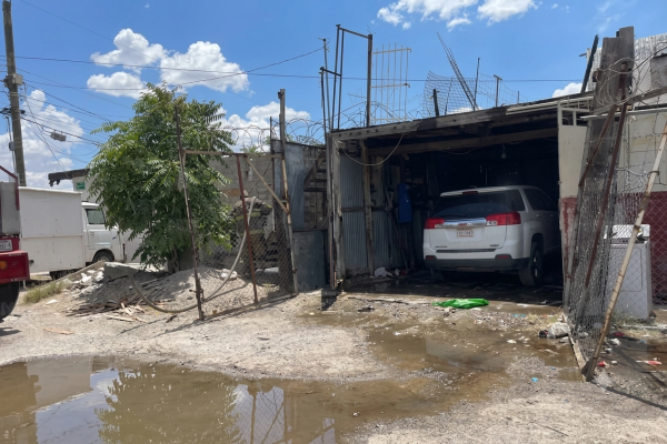 Bomberos controlan incendio en taller mecánico