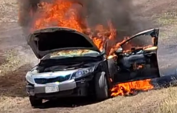 Se incendia auto en carretera a Cuauhtémoc