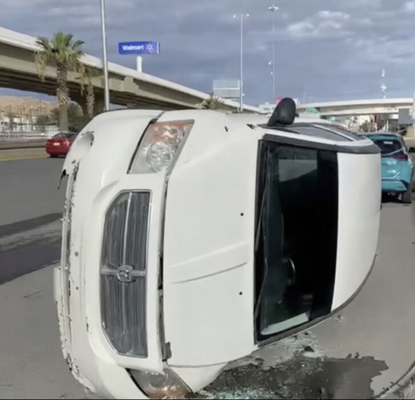 Vuelca automovilista tras derrapar en charco