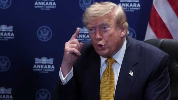 Trump amenaza con controlar Estrecho de Ormuz y cobrará cuota de 20% a barcos
