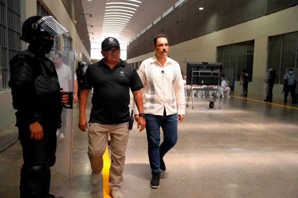 Visita Senador del PAN megacárcel de Bukele