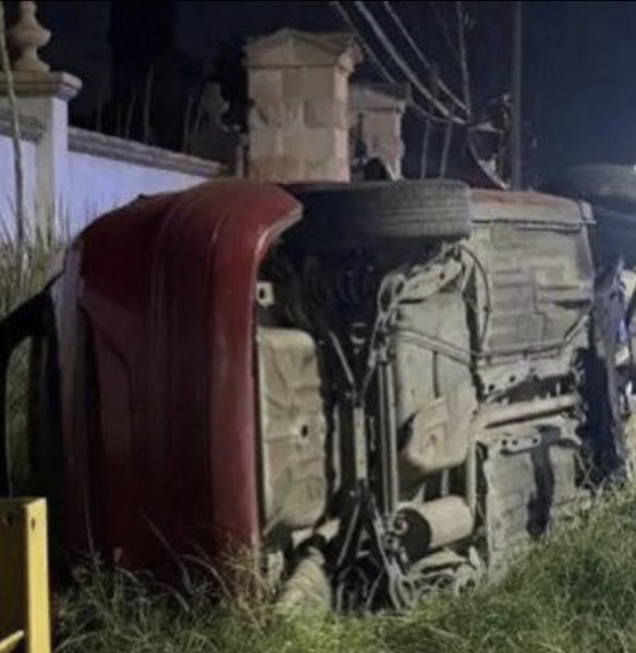 Joven lesionado tras volcar su auto