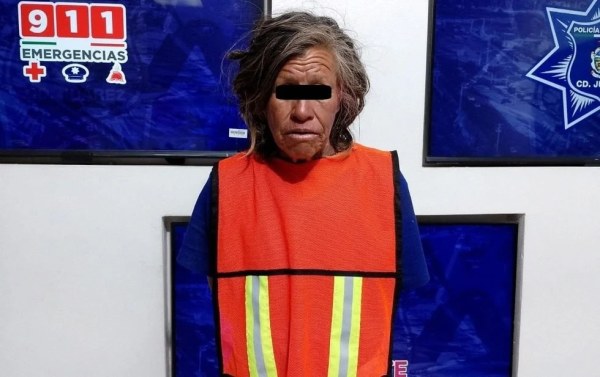Detienen a mujer por romper retrovisores