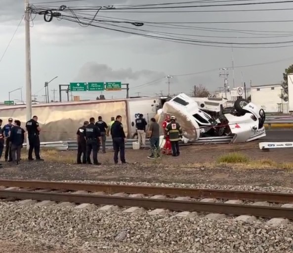 Muere chofer de tráiler tras volcadura