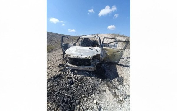 Hallan camioneta calcinada en Camino Real