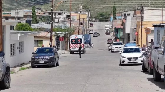 Muere dentro de auto