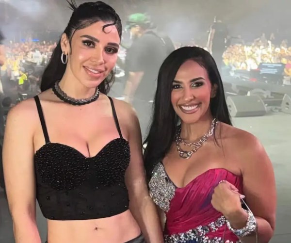 Emma Coronel sube al escenario en un evento “bélico”