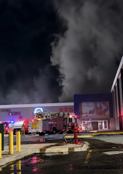 Controlan incendio en Río Grande Mall; evacúan la plaza