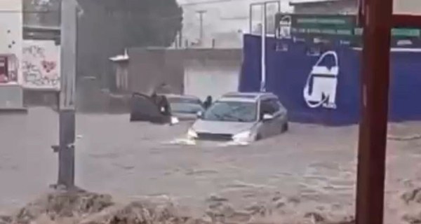 Corriente arrastra varios autos
