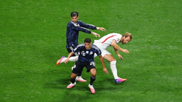 Argentina remonta a Inglaterra y está a un paso de la final