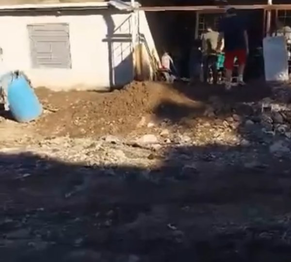 Tierra cubre casas tras aguacero