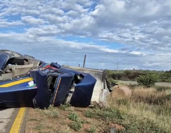Vuelca tráiler en la Parral-Jiménez; conductor sale ileso