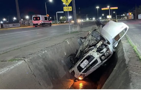 Dejan auto abandonado tras aparatosa volcadura
