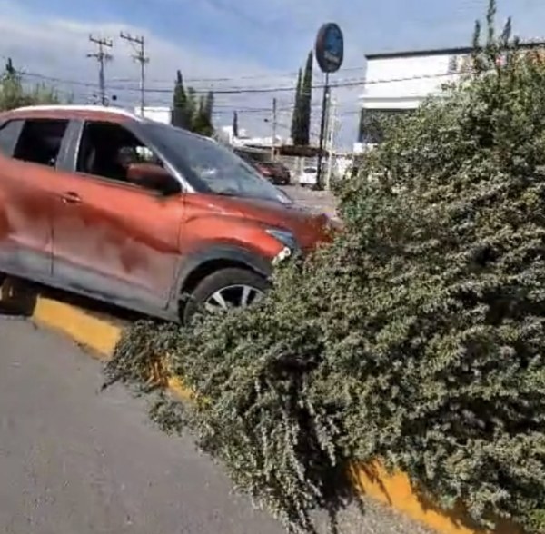 Conductora pierde el control y termina sobre camellón