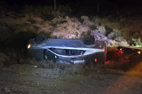 Muere menor en volcadura