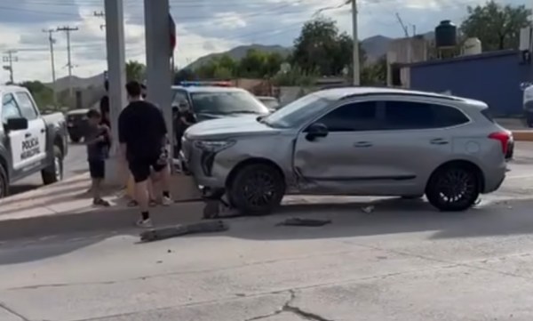 Choca con semáforo