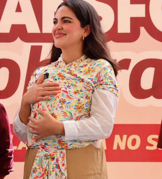 Con su bebé en brazos, reaparece la senadora Andrea Chávez en mitin de la 4T