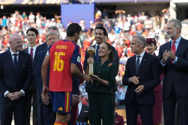 Sheinbaum entrega el Balón de Oro a Rodri