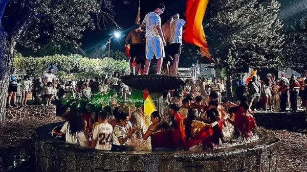 Muere uno tras derrumbe de fuente por festejos del mundial en España