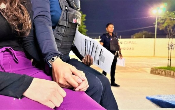 Rescatan a mujer en puente