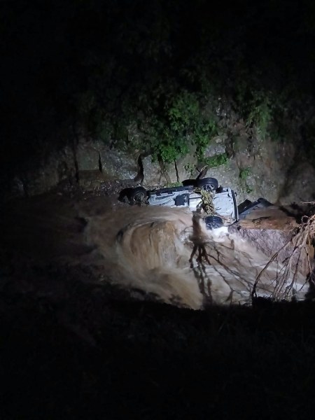 Mueren tres arrastrados por río