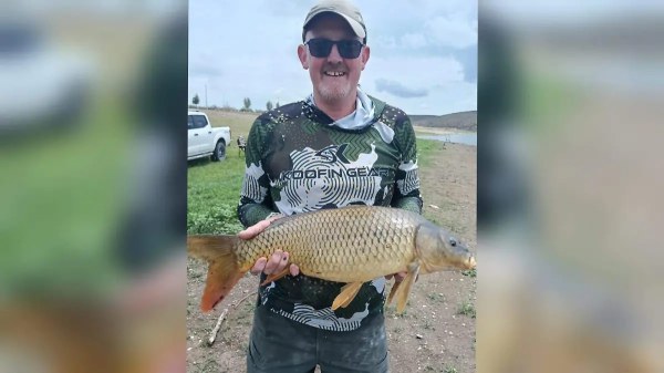 Capturan y liberan ejemplar de carpa de seis kilogramos en presa Chihuahua