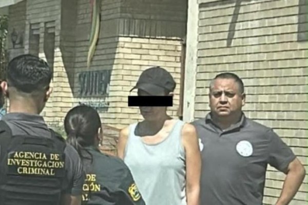 La detienen por arrastrar a perrito con camioneta