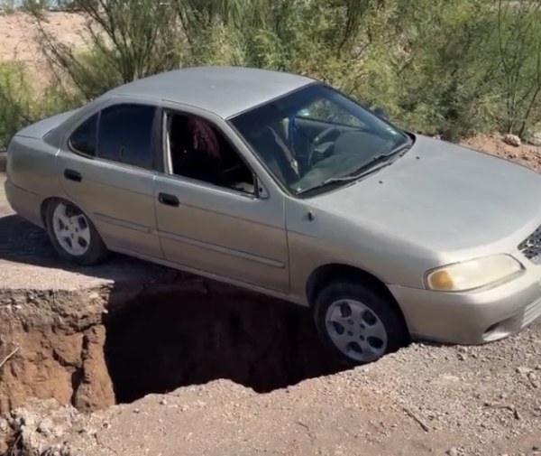 Colapsa puente; auto casi cae a socavón