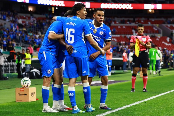 Cruz Azul remonta y derrota a Puebla
