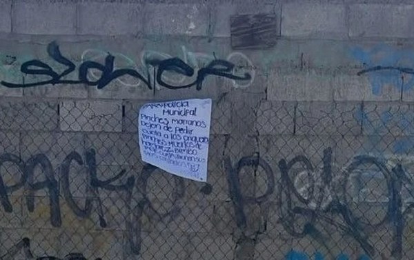 Dejan narcomensaje a policías