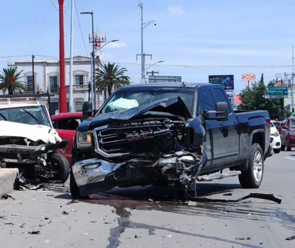 Fuerte choque al intentar entrar a Alsuper