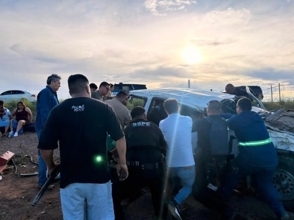 Auxilian a cuatro lesionados tras volcadura