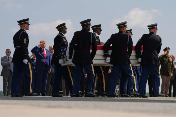 Trump recibe restos de cuatro soldados caídos