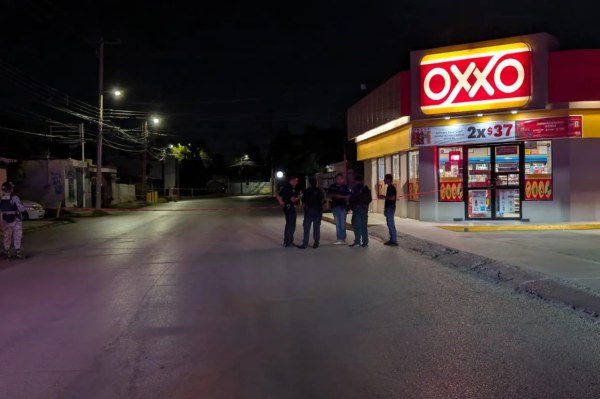 Ejecutan a mujer afuera de Oxxo