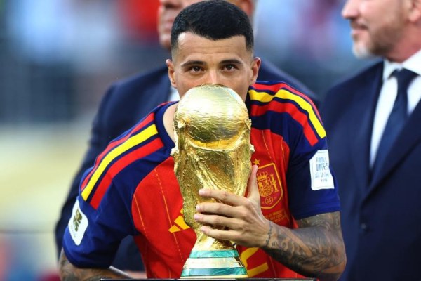 Pedro Porro regala su medalla del Mundial a su abuelo