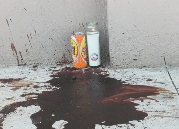 Dejan veladora afuera de Oxxo donde ejecutaron a mujer